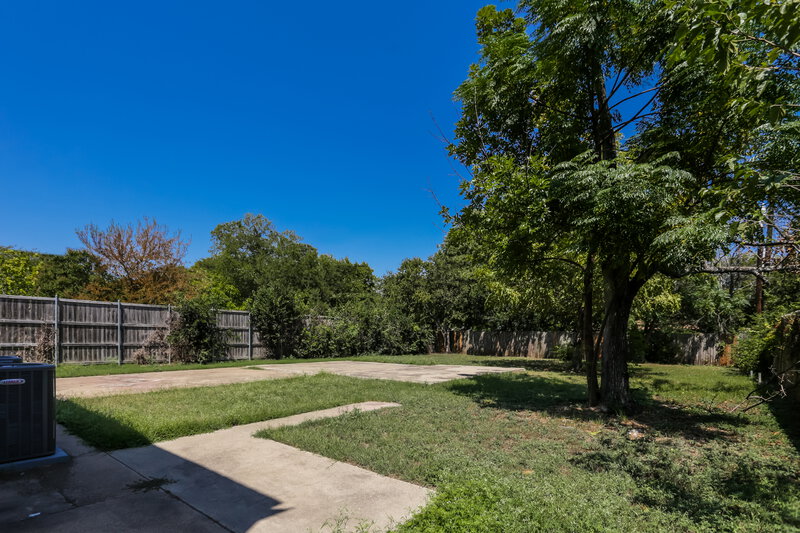2,080/Mo, 347 Linkview Duncanville, TX 75137 Backyard View