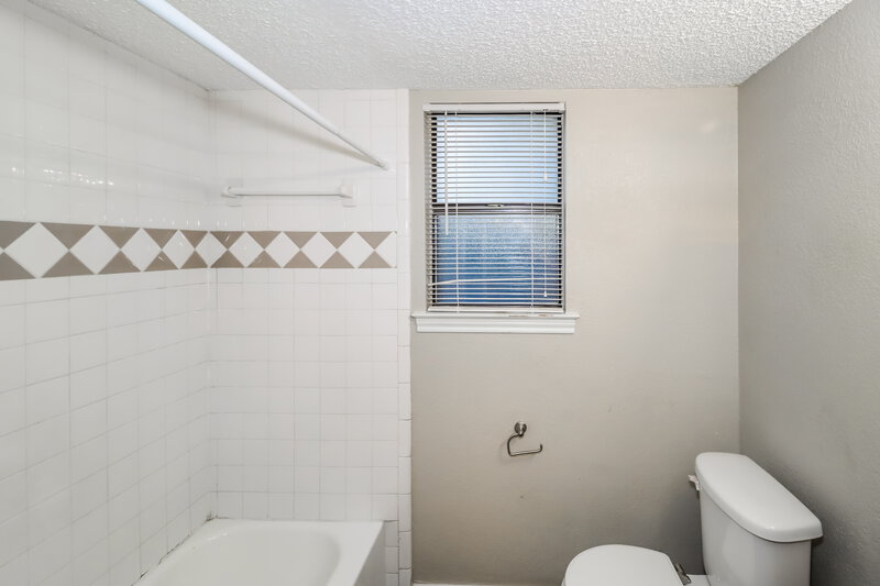 2,785/Mo, 207 Alexander Irving, TX 75061 Main Bathroom View 2