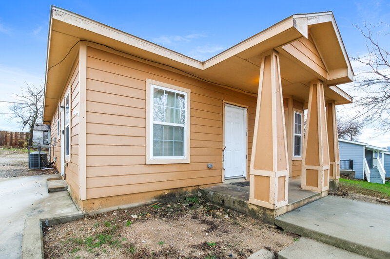 2,200/Mo, 2604 Malone Fort Worth, TX 76106 Front View 2