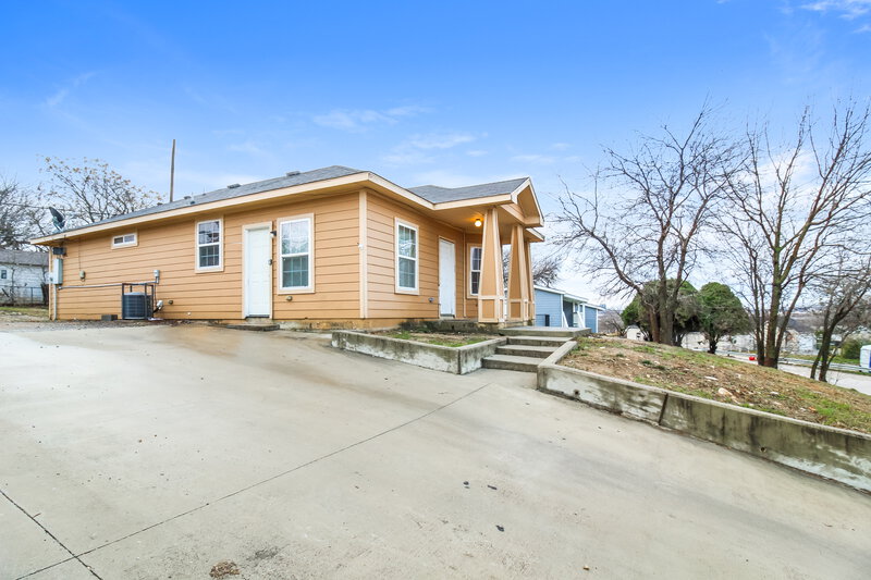 2,200/Mo, 2604 Malone Fort Worth, TX 76106 Front View 3