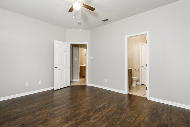2,200/Mo, 2604 Malone Fort Worth, TX 76106 Main Bedroom View