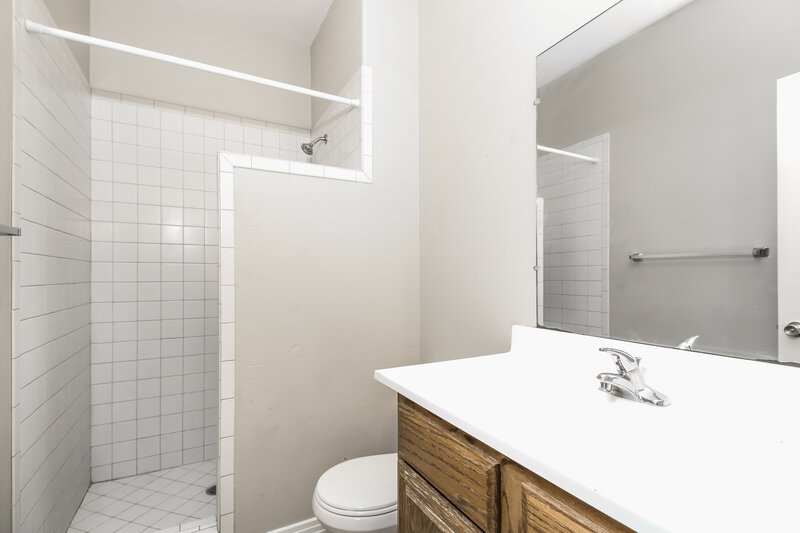 2,200/Mo, 2604 Malone Fort Worth, TX 76106 Main Bathroom View
