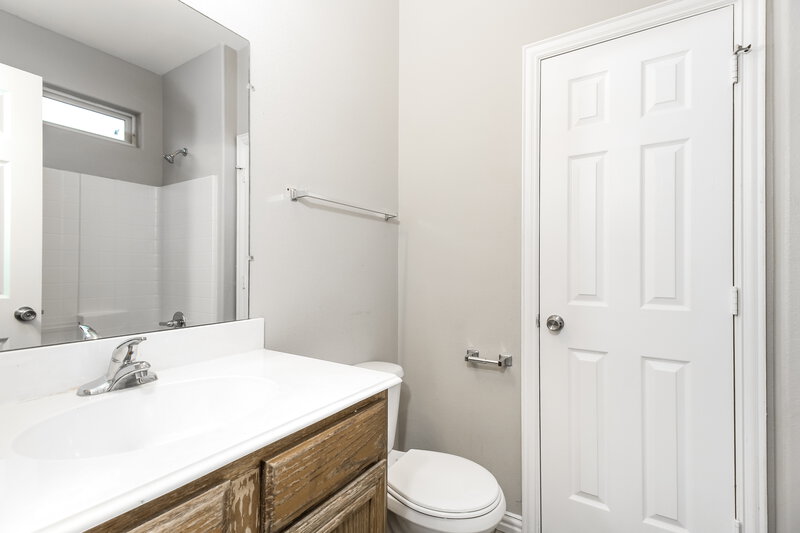 2,200/Mo, 2604 Malone Fort Worth, TX 76106 Bathroom View