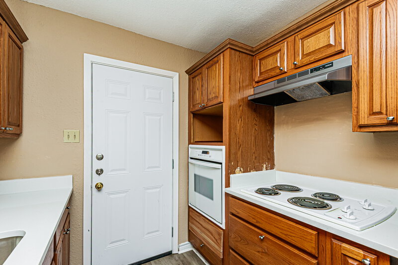 1,850/Mo, 1814 Southeast 4th Street Grand Prairie, TX 75051 Kitchen View 2