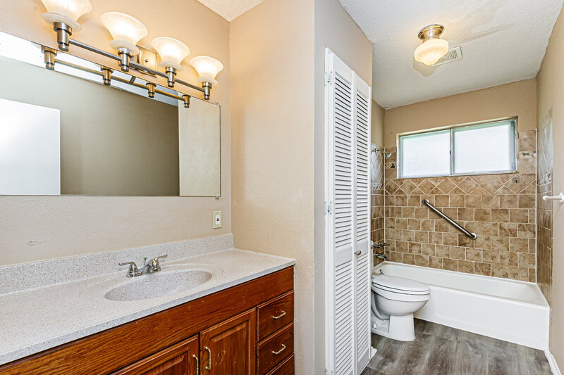1,850/Mo, 1814 Southeast 4th Street Grand Prairie, TX 75051 Main Bathroom View