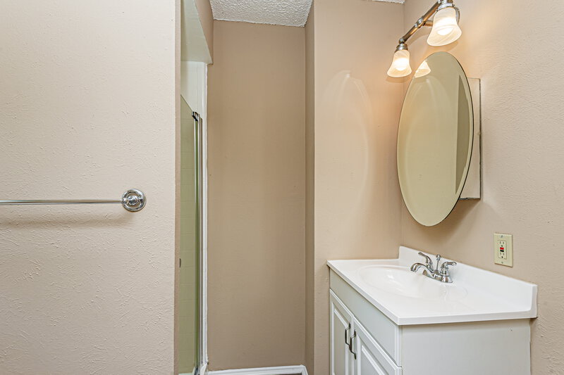 1,850/Mo, 1814 Southeast 4th Street Grand Prairie, TX 75051 Bathroom View