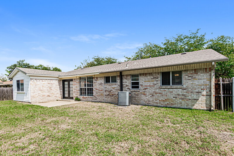 1,850/Mo, 1814 Southeast 4th Street Grand Prairie, TX 75051 Rear View 2