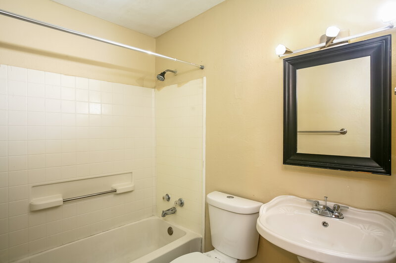 1,490/Mo, 913 Joe Bailey Royse City, TX 75189 Main Bathroom View