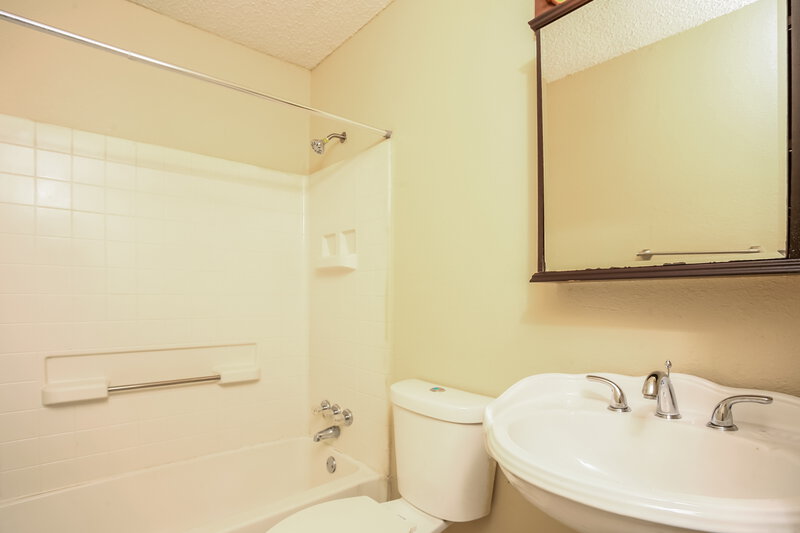 1,490/Mo, 913 Joe Bailey Royse City, TX 75189 Bathroom View