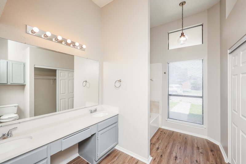 1,970/Mo, 2728 Oak Bend Dallas, TX 75227 Main Bathroom View