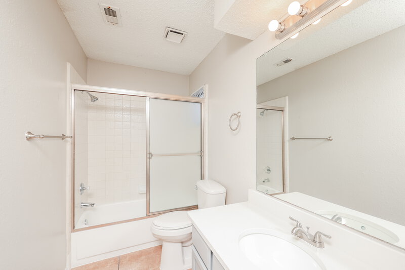 1,970/Mo, 2728 Oak Bend Dallas, TX 75227 Bathroom View