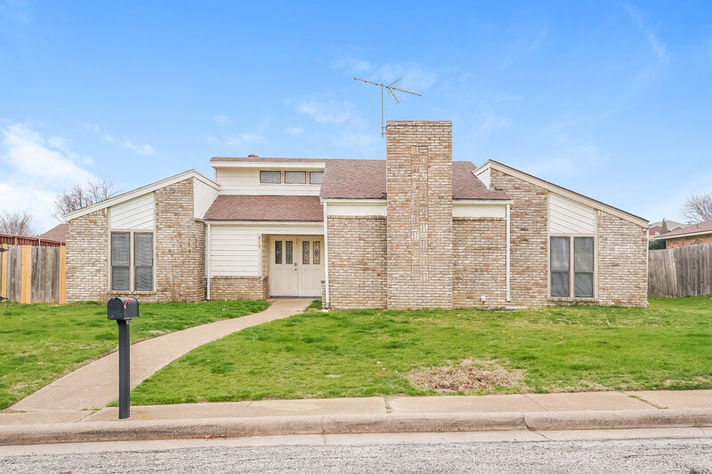 2,300/Mo, 823 Timberline DeSoto, TX 75115 External View