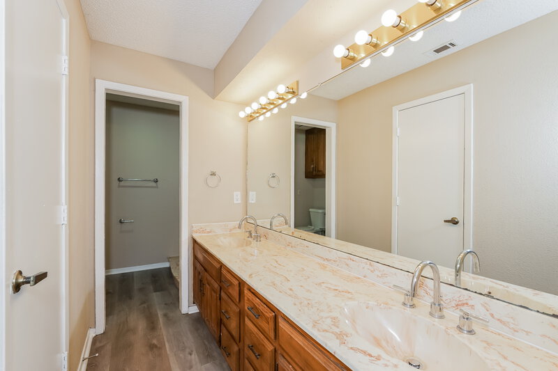 2,300/Mo, 823 Timberline DeSoto, TX 75115 Main Bathroom View