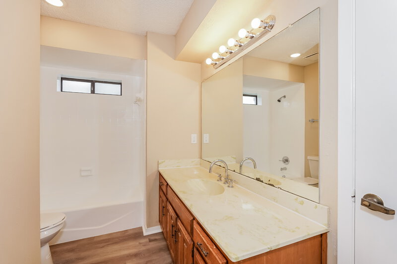 2,300/Mo, 823 Timberline DeSoto, TX 75115 Bathroom View