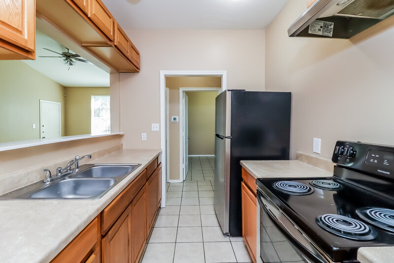1,955/Mo, 2915 Avenue C Fort Worth, TX 76105 Kitchen View 2