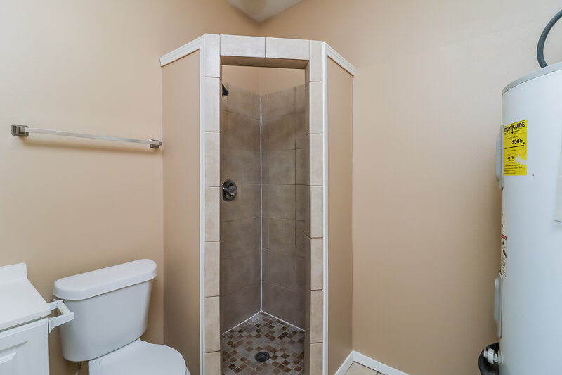 1,955/Mo, 2915 Avenue C Fort Worth, TX 76105 Main Bathroom View
