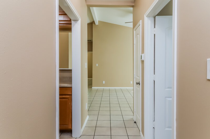 1,955/Mo, 2915 Avenue C Fort Worth, TX 76105 Hallway View