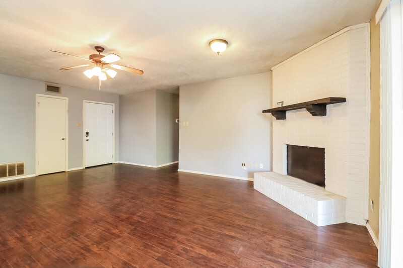 1,845/Mo, 5404 Lansingford Arlington, TX 76017 Living Room View
