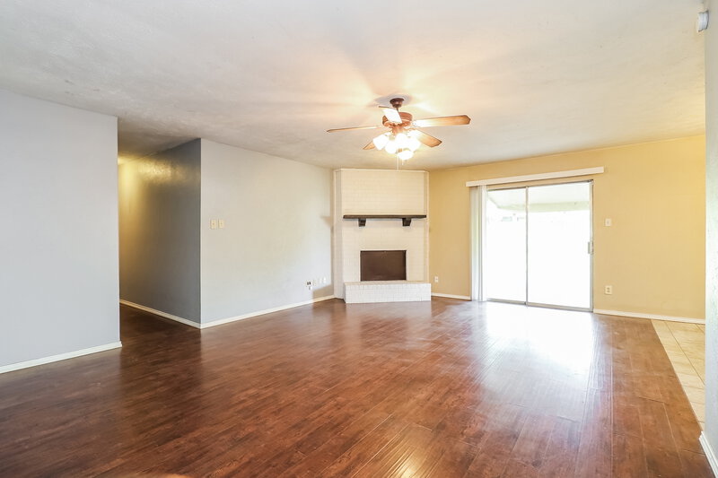 1,845/Mo, 5404 Lansingford Arlington, TX 76017 Living Room View 2