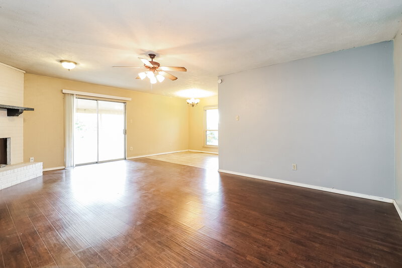 1,845/Mo, 5404 Lansingford Arlington, TX 76017 Living Room View 3