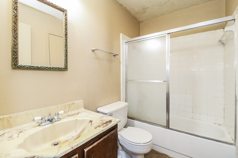 1,845/Mo, 5404 Lansingford Arlington, TX 76017 Main Bathroom View