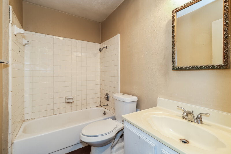 1,845/Mo, 5404 Lansingford Arlington, TX 76017 Bathroom View