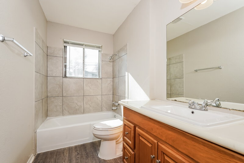1,650/Mo, 4248 Ambrose Dr Dallas, TX 75241 Bathroom View