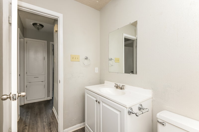 1,975/Mo, 133 Mountain View Azle, TX 76020 Main Bathroom View