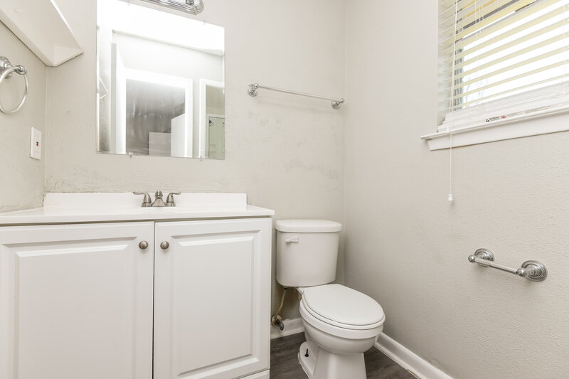 1,975/Mo, 133 Mountain View Azle, TX 76020 Bathroom View