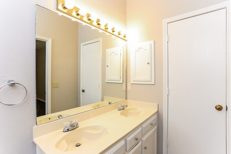 1,930/Mo, 704 Brookhaven Royse City, TX 75189 Main Bathroom View