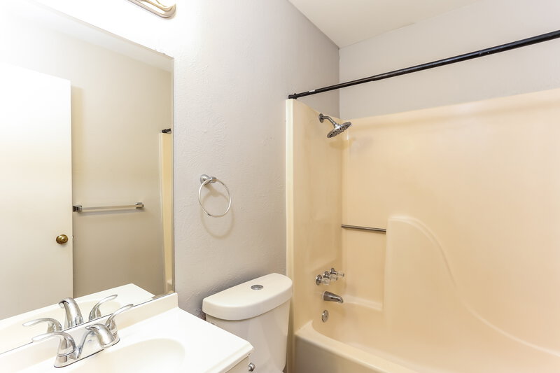 1,930/Mo, 704 Brookhaven Royse City, TX 75189 Bathroom View