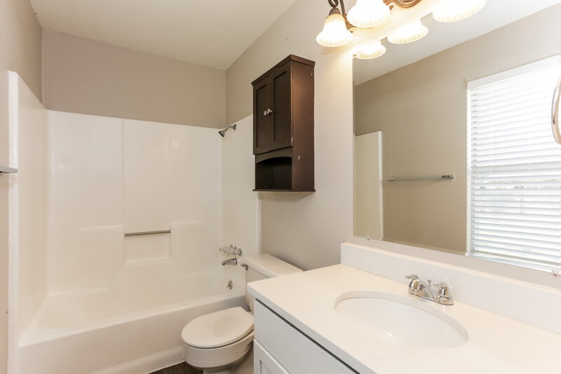 1,865/Mo, 1954 Carrington Glenn Heights, TX 75154 Main Bathroom View