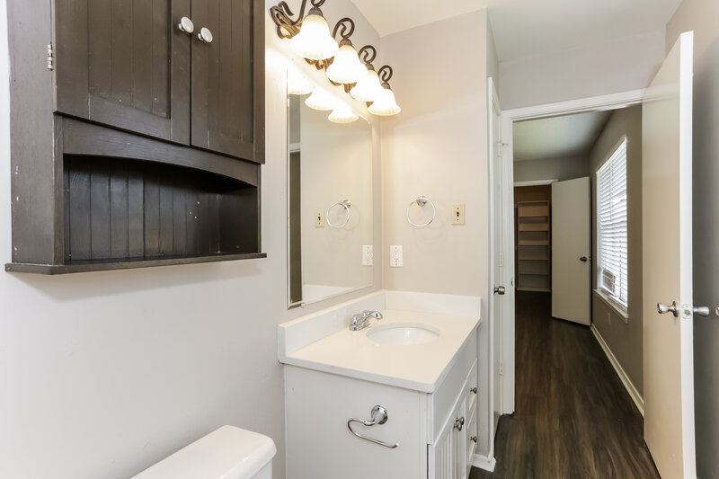 1,865/Mo, 1954 Carrington Glenn Heights, TX 75154 Bathroom View 2