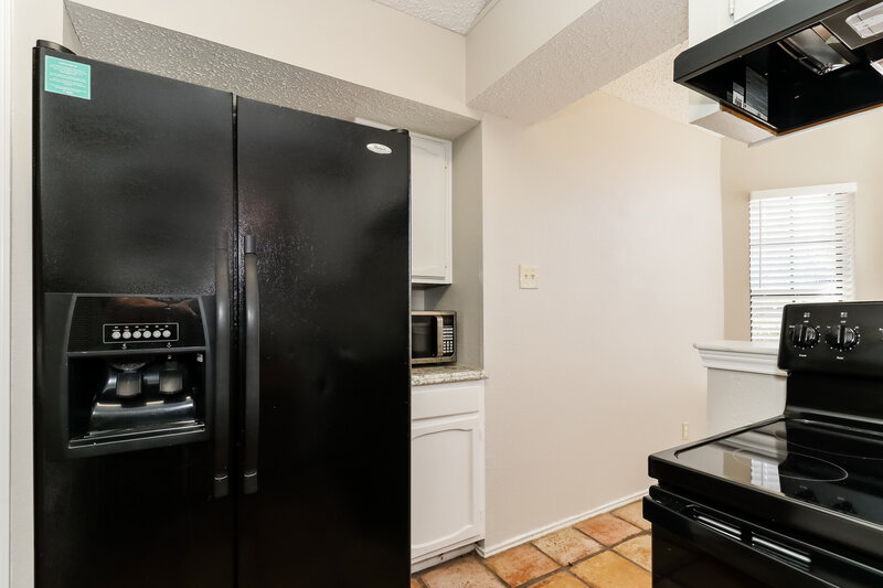 1,750/Mo, 1424 Horncastle Fort Worth, TX 76134 Kitchen View 2