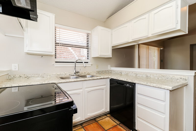1,750/Mo, 1424 Horncastle Fort Worth, TX 76134 Kitchen View 3