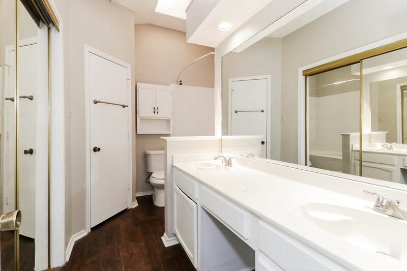 1,750/Mo, 1424 Horncastle Fort Worth, TX 76134 Main Bathroom View