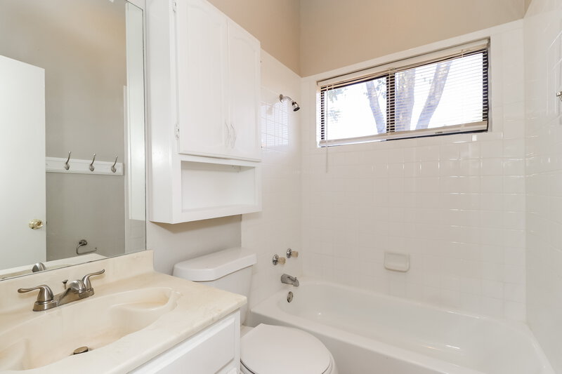 1,750/Mo, 1424 Horncastle Fort Worth, TX 76134 Bathroom View
