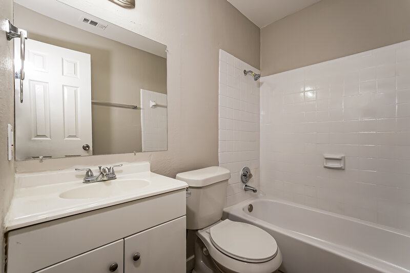 2,160/Mo, 1201 Brook Hill Arlington, TX 76014 Main Bathroom View