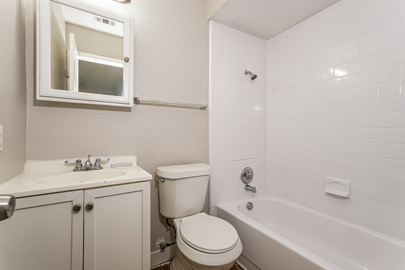 2,160/Mo, 1201 Brook Hill Arlington, TX 76014 Bathroom View