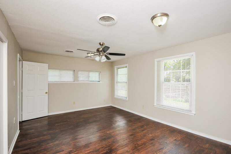 1,570/Mo, 4229 Frazier Ave Fort Worth, TX 76115 Living Room View 2