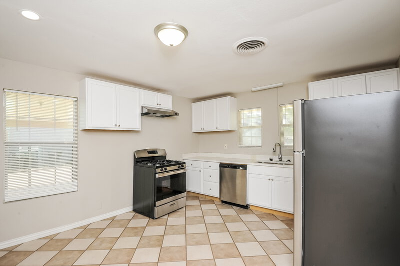 1,570/Mo, 4229 Frazier Ave Fort Worth, TX 76115 Kitchen View