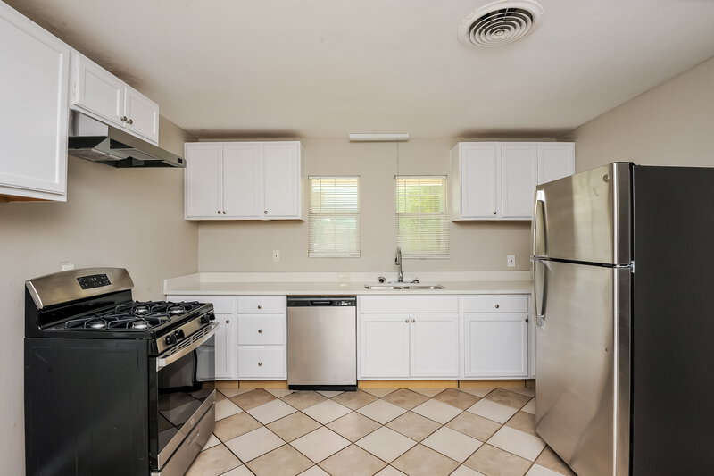 1,570/Mo, 4229 Frazier Ave Fort Worth, TX 76115 Kitchen View 2
