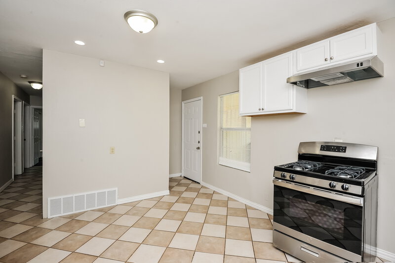 1,570/Mo, 4229 Frazier Ave Fort Worth, TX 76115 Kitchen View 3