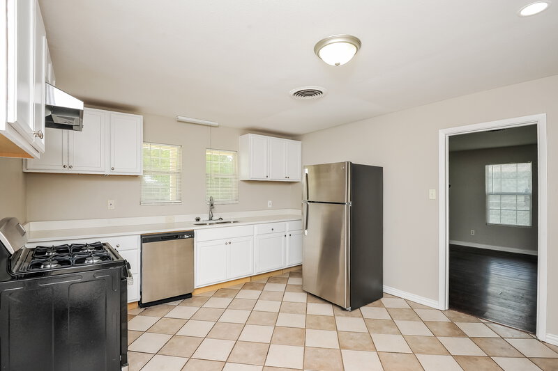 1,570/Mo, 4229 Frazier Ave Fort Worth, TX 76115 Kitchen View 4