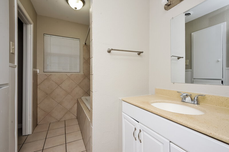 1,570/Mo, 4229 Frazier Ave Fort Worth, TX 76115 Main Bathroom View