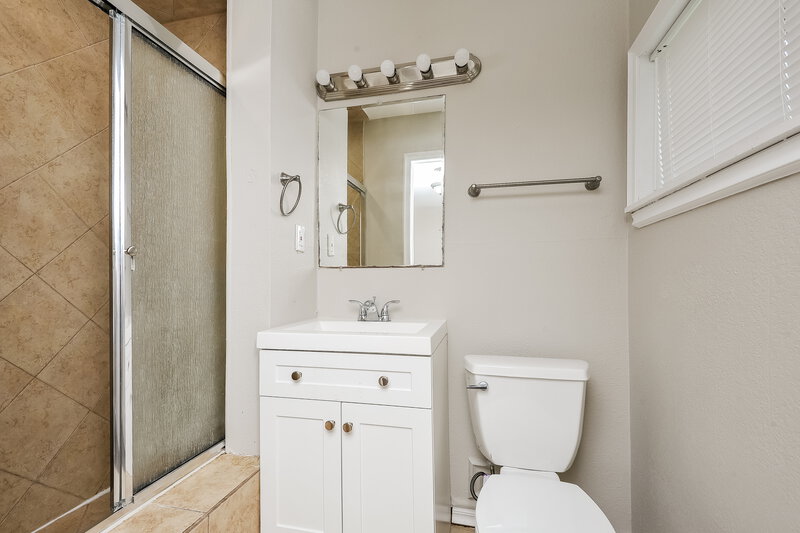 1,570/Mo, 4229 Frazier Ave Fort Worth, TX 76115 Bathroom View