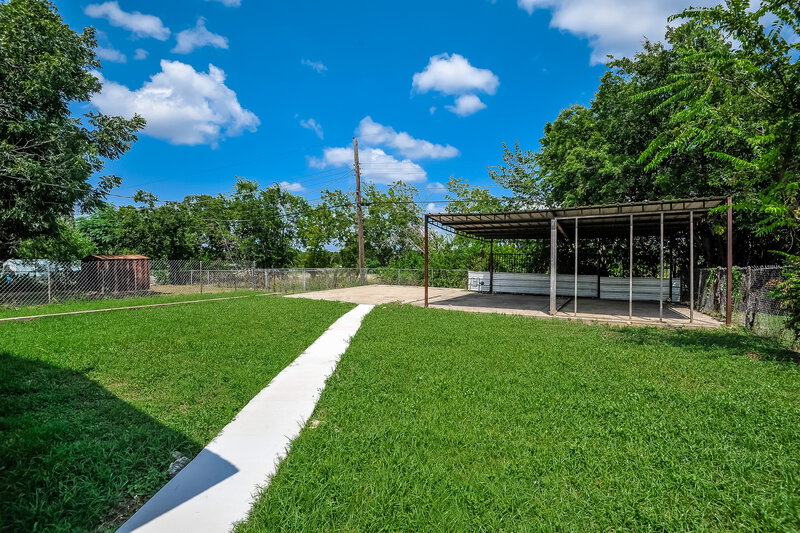 1,570/Mo, 4229 Frazier Ave Fort Worth, TX 76115 Backyard View