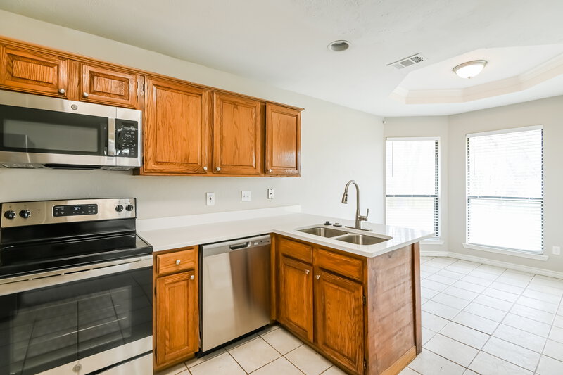 2,285/Mo, 864 Woodridge Dr Desoto, TX 75115 Kitchen View 2