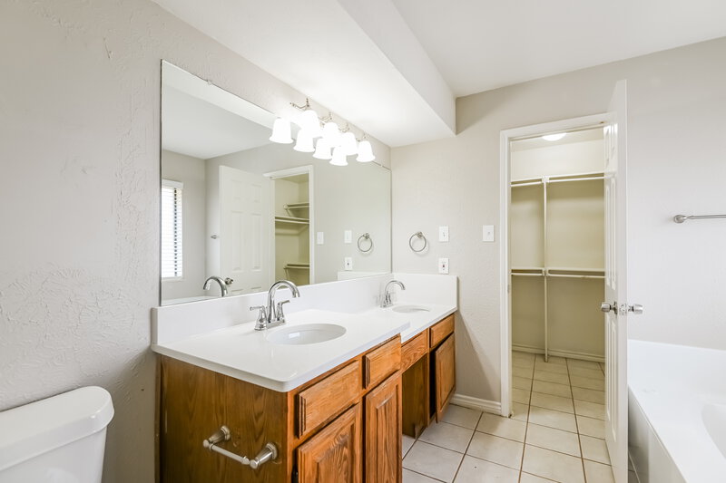 2,285/Mo, 864 Woodridge Dr Desoto, TX 75115 Main Bathroom View