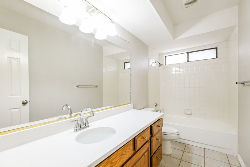 2,285/Mo, 864 Woodridge Dr Desoto, TX 75115 Bathroom View